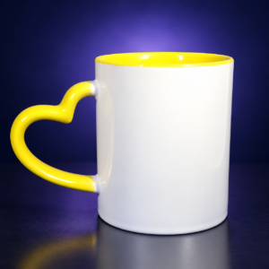 Taza blanca personalizable con asa de corazón e interior amarillo